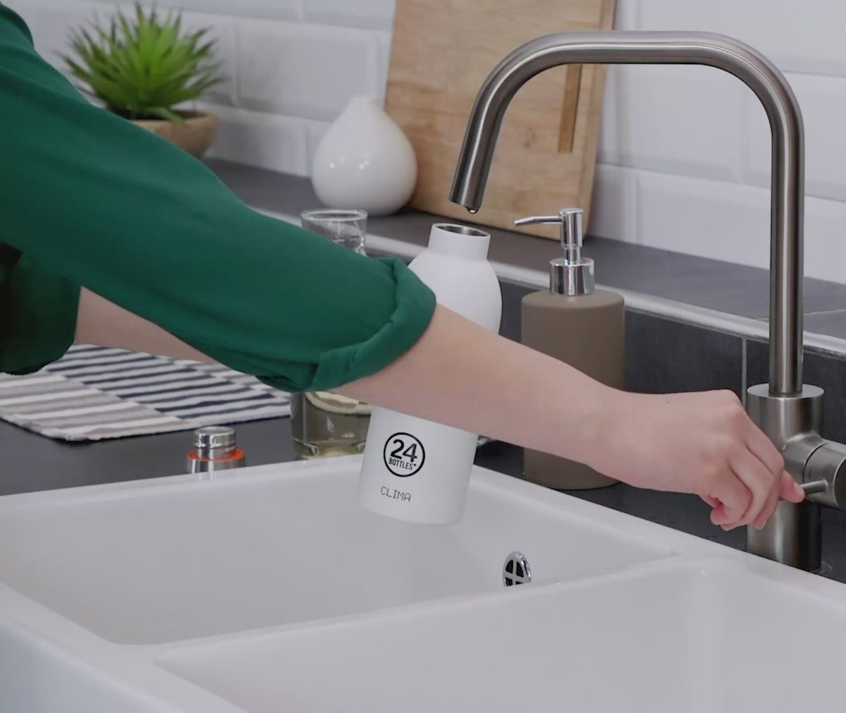 The video showcases cleaning istructions for 24Bottles products
