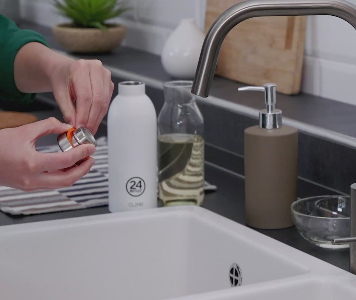 The video showcases cleaning istructions for 24Bottles products